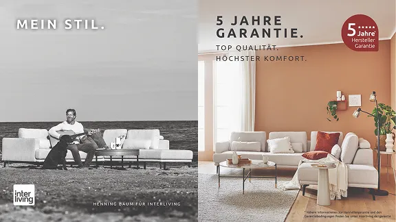 Henning Baum mit Gitarre am Meer auf dem Sofa der Serie 4450