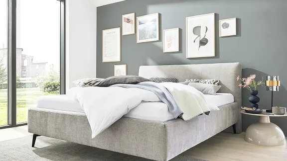 Interliving Bett der Serie 1416 mit zurückgeschlagener Beddecke