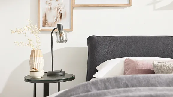 Nachtisch mit Lampe nemen einem Bett der Serie 1416