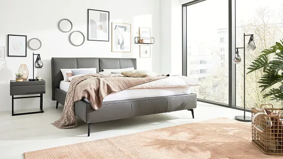 Heller Raum mit einem Polsterbett der Serie 1416