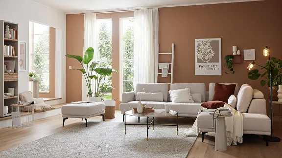 Ein heller Raum mit einem Sover der Serie 4450 und einem Couchtisch