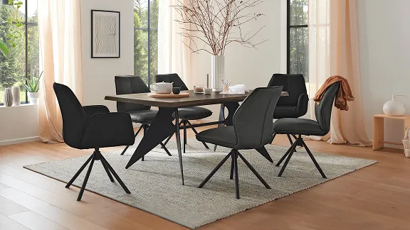 Esszimmer mit Stühlen und einem Tisch der Serie 5116